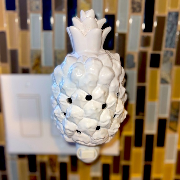 *Gently Used* Southern Hospitality Pineapple Scentsy Mini Warmer - Picture 1 of 3